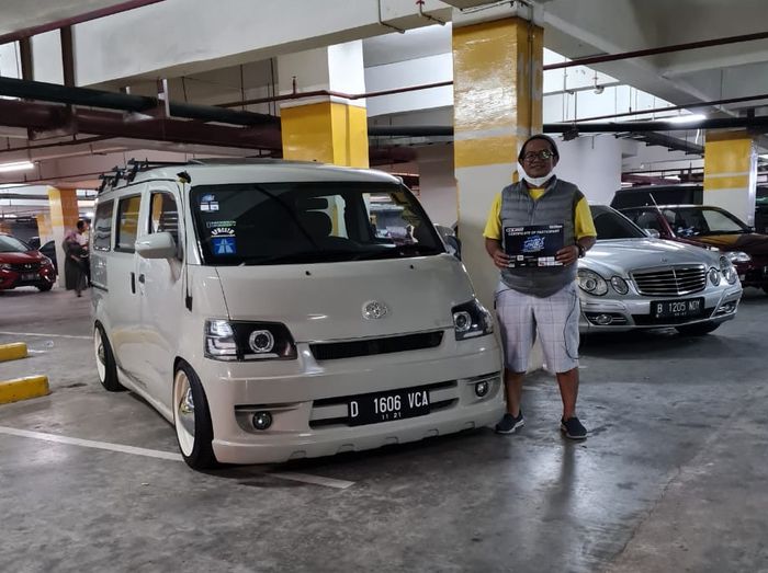 Atep saat memenangkan beberapa kategori saat cat meet up dengan Daihats Gran Max modifikasi