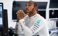 Masih Betah di Mercedes, Lewis Hamilton Mengaku Tak Ada Keinginan Untuk Pindah Tim