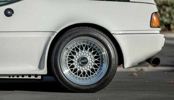 Tongkrongan BMW M1 ditopang pelek BBS RS