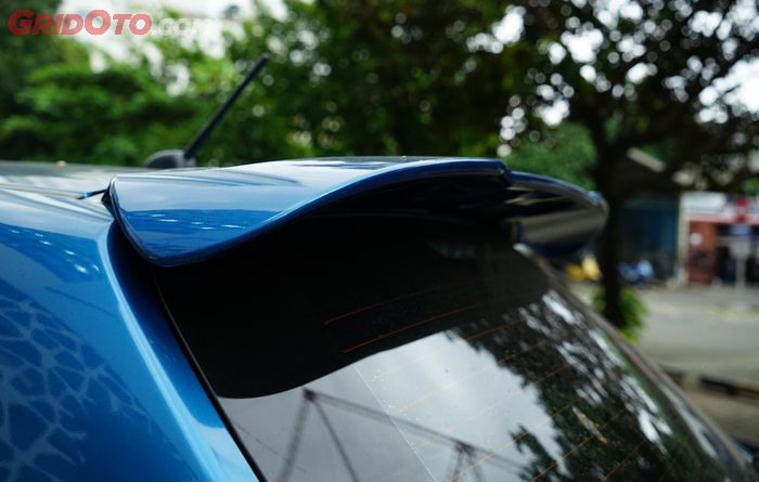 Dilengkapi rear spoiler di buritan