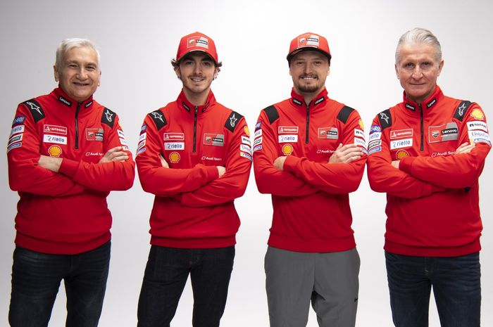 Davide Tardozzi (kiri) dan Paolo Ciabatti (kanan) saat memperkenalkan pembalap tim Ducati, Pecco Bagnaia dan Jack Miller tahun 2021