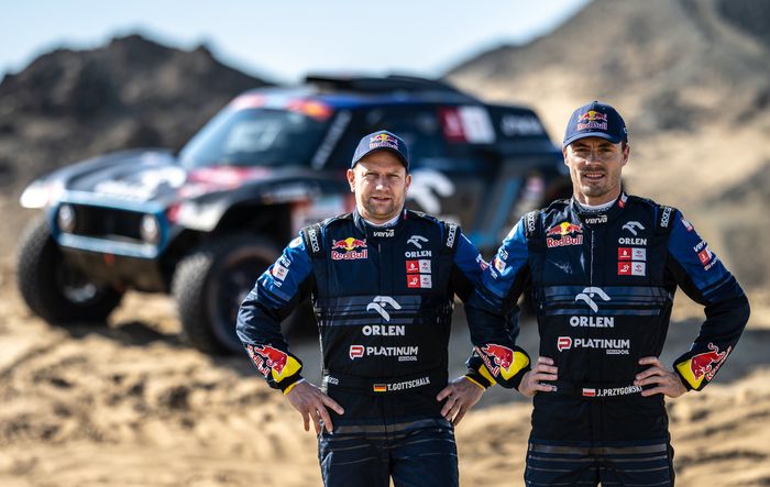 Pembalap tim X-raid, Jakub Przygonski (kanan) dan co-driver Timo Gottschalk