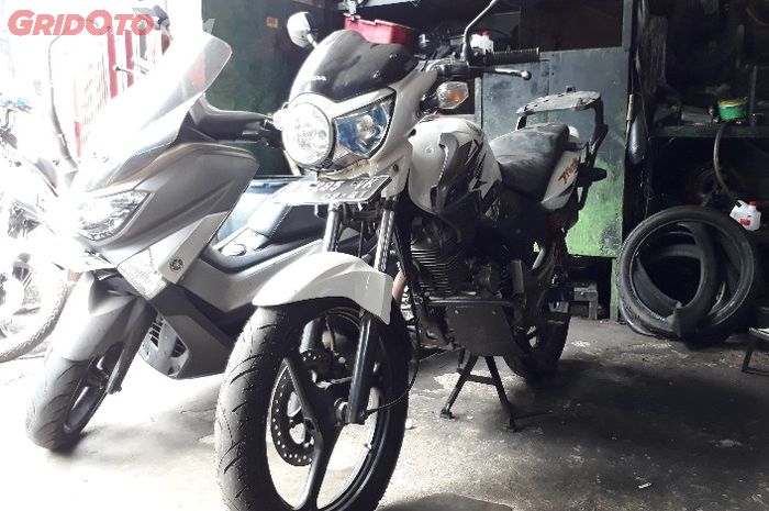 Honda Tiger Revo 'picek' yang tengah diperbaiki di Ponorogo Motor Sport