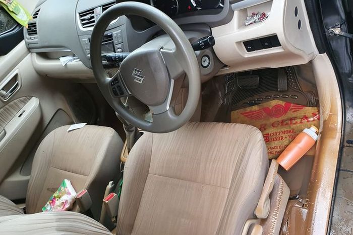 Kabin Suzuki Ertiga terendam banjir