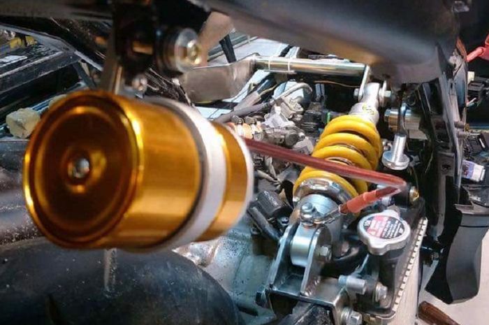 Pemasangan monosok pada motor.