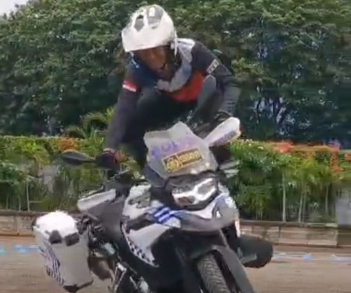 Anggota BM Senior Satpamwal Unit 1 Ditlantas Polda Metro Jaya Aiptu Ukke Adhan Handriawan, 