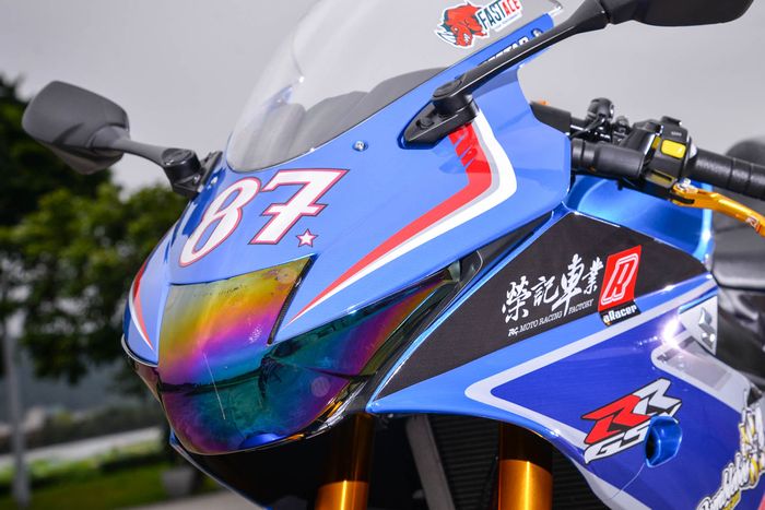 Headlamp Suzuki GSX-R150 ini diberi sticker bunglon biar mirip motor balap