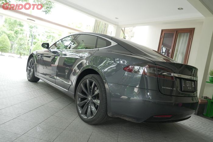 Tesla Model S 90D