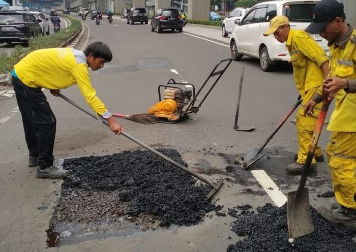 Perbaikan jalan Rasuna Said, Jakarta Selatan menggunakan aspal dingin