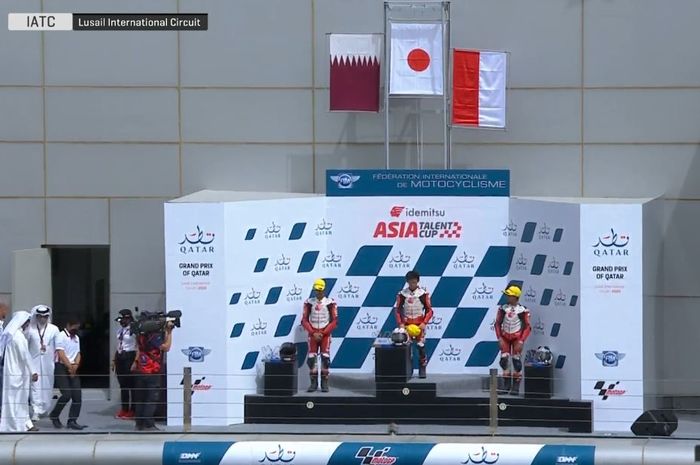 Bendera Merah Putih berkibar di podium setelah Veda Ega Pratama finish ketiga Race 2 Idemitsu Asia Talent Cup 2022 di Losail, Qatar
