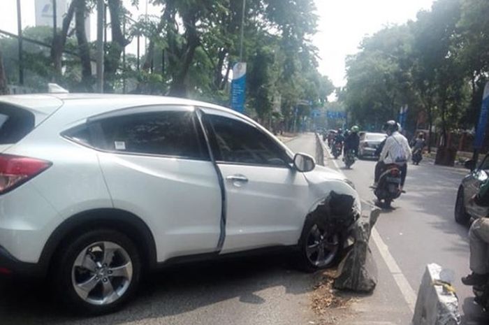 Honda HR-V menabrak separator busway