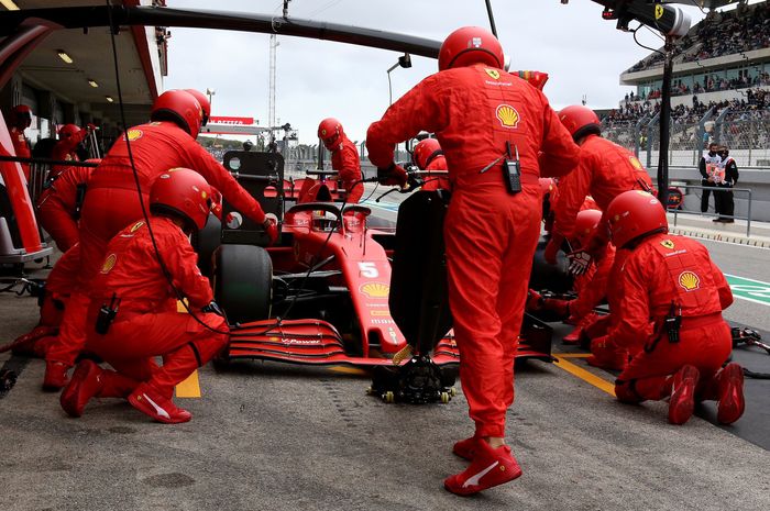 Sebastian Vettel melakukan pit stop pada balapan di F1 Portugal 2020