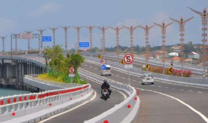 Hore tahun 2023 ini semua pemotor bisa bebas masuk jalan tol cukup bayar Rp 5.000 di Tol Bali-Mandara.