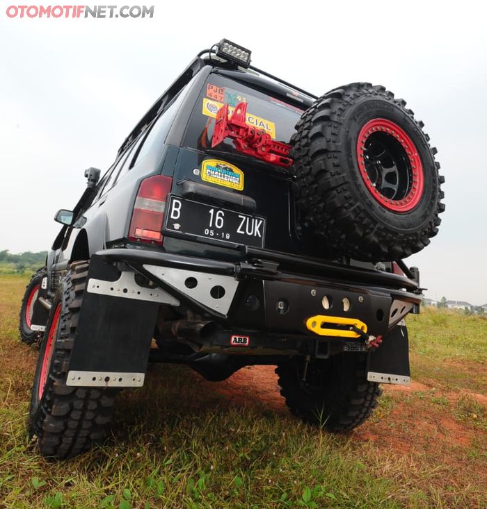 Suzuki Escudo 1996 tampak belakang, sarat dengan komponen off-road