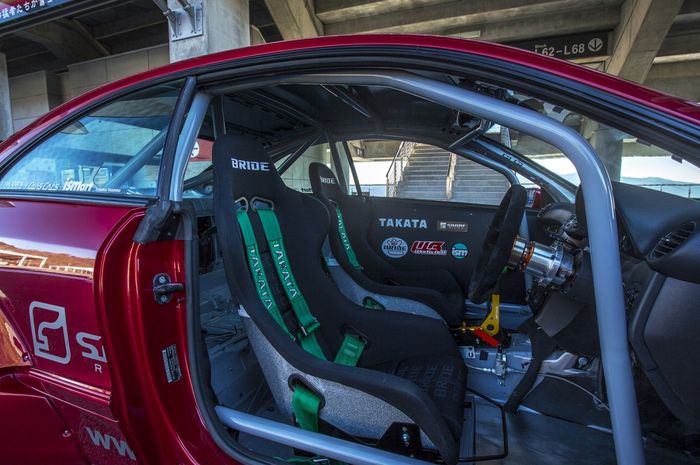 Tampilan kabin Mercedes-Benz W209 juga bergaya racing