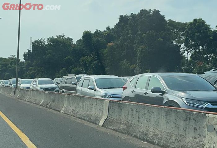 Antrean exit Gadog bikin lalu lintas arah Sukabumi via tol Bocimi ikut terhambat, Sabtu (15/5)