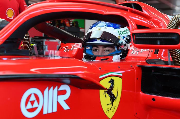 Giuliano Alesi berada di kokpit mobil Ferrari SF71H saat mengikuti tes privat tim Ferrari di sirkuit Fiorano (25/1/2021)