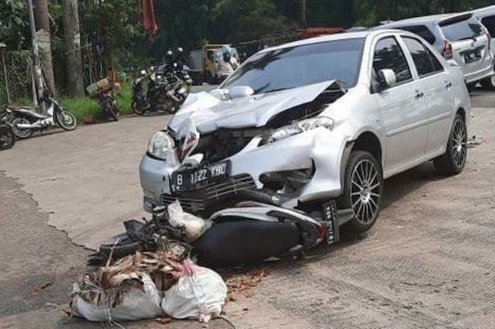 Toyota Vios libas Honda Vario 125 hingga terseret dan masuk kolong di Jalan Raya Serpong, Pintu Masuk Pergudangan Tekno, Setu, Tangerang Selatan, (19/4/21)