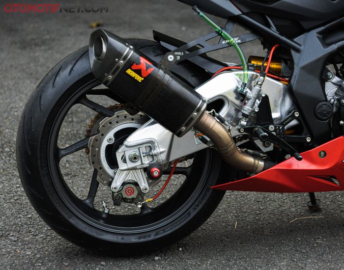 Silencer Akrapovic dipercaya sebagai saluran gas buang, letaknya yang tinggi bikin tampilan Honda CBR250RR lebih sporty
