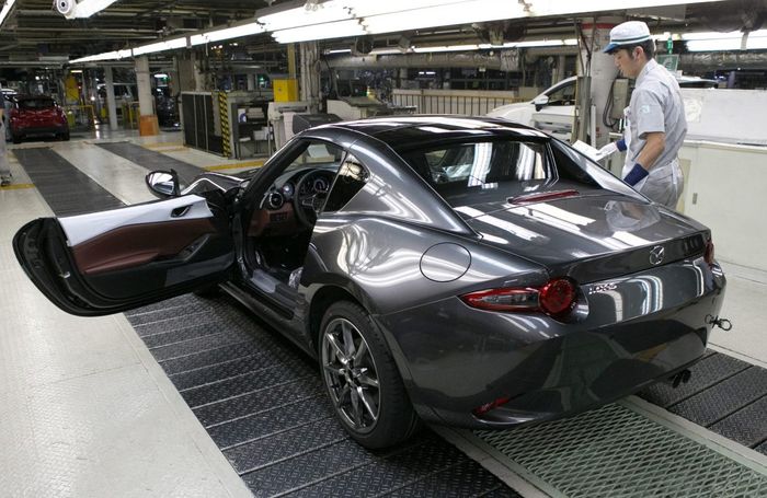 Mazda MX-5 RF Machine Gray punya efek shiny yang kontras dibandingkan warna metalik biasa