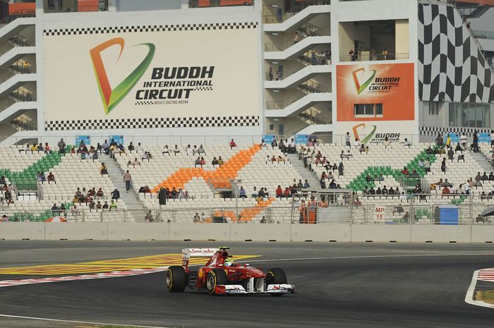 Pembalap Ferrari beraksi di sirkuit Buddh saat digelar balap F1 India pada 2011