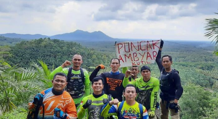 Ada puncak ambyar dengan pemandangan landscape yang indah