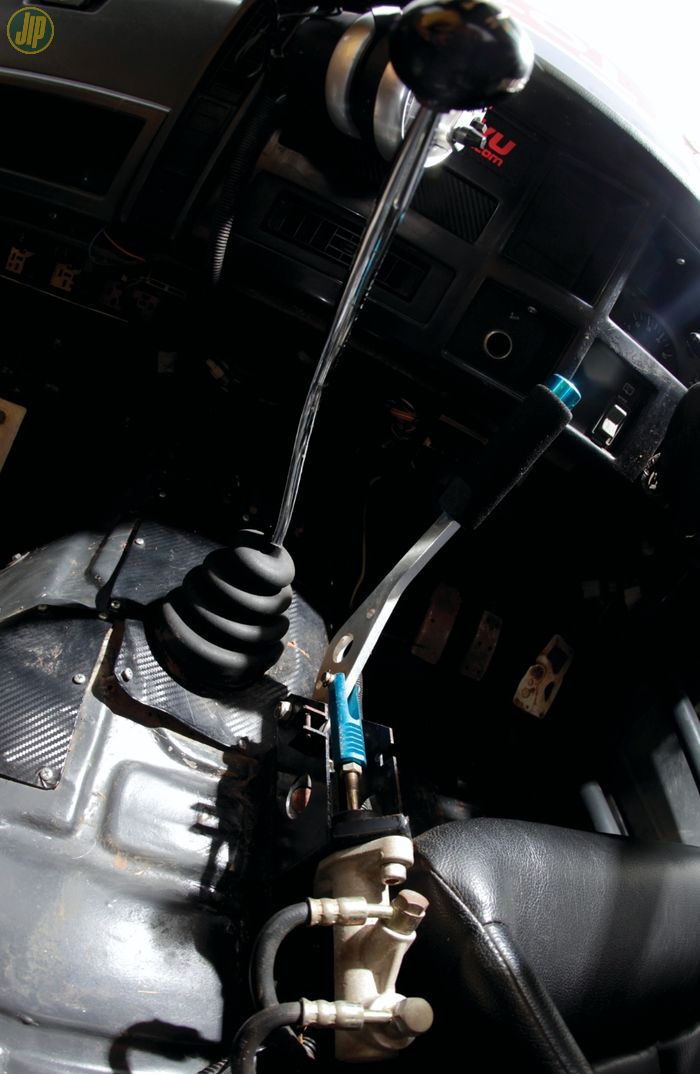 Shifter transmisi diganti keluaran Hurst, rem tangan sudah upgrade dengan sistem hidrolik supaya lebih gampang 'ngepot'. 