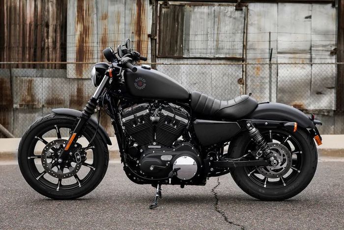 Ilustrasi Harley-Davidson Sporster Iron 883