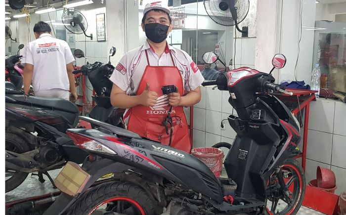 Mekanik AHASS menangani motor bekas terendam banjir