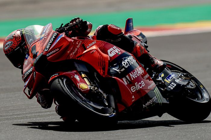 Pecco Bagnaia menampilkan isyarat dua jari di garasi Ducati usai sprint MotoGP Aragon 2024