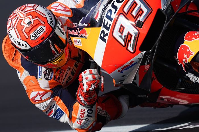 Valentino Rossi harus puas di posisi kedua usai kalah tipis dari sang peraih pole position di MotoGP Inggris 2019, Marc Marquez