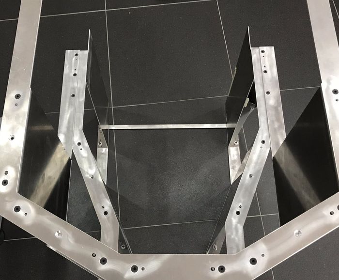 JIG, alat panduan yang terbuat dari pelat, yang digunakan untuk mengukur lolos atau tidaknya sebuah fairing