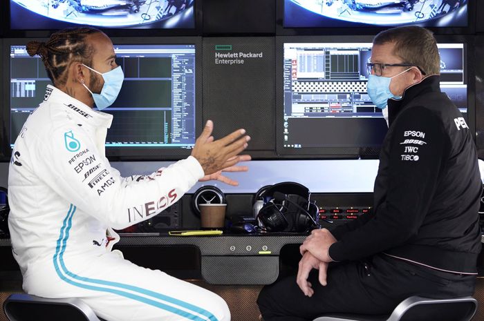 Tes di sirkuit Silverstone, Lewis Hamtilton dan kru tim Mercedes menerapkan protokol kesehatan untuk mencegah penularan virus Corona atau Covid-19