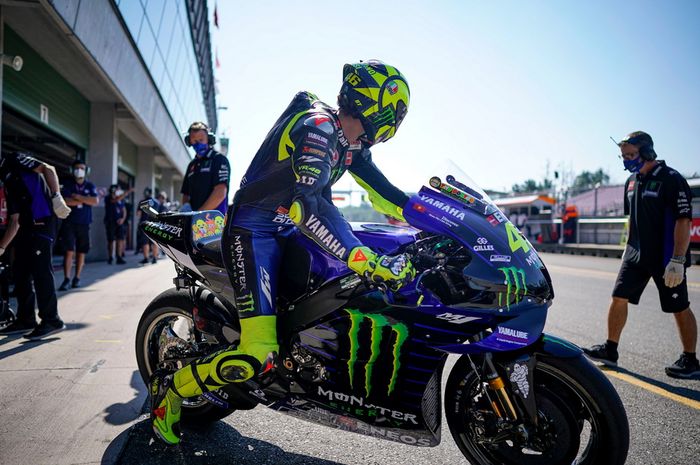 Valentino Rossi bersiap-siap keluar dari garasi tim Monster Energy Yamaha di sirkuit Brno pada MotoGP Ceko 2020
