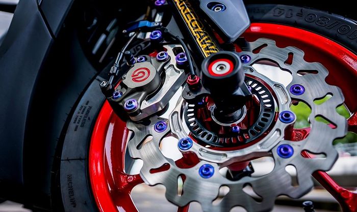 Kaliper Brembo mengapit cakram Galfer