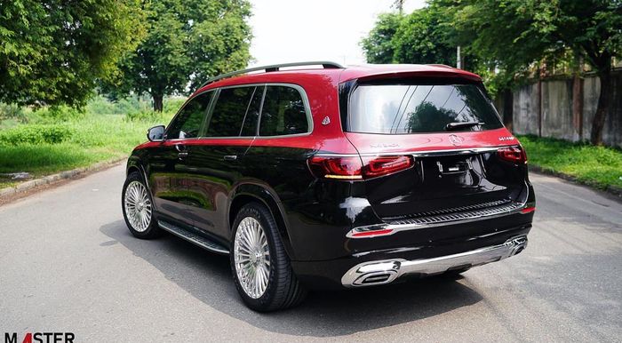 Eksterior Mercedes-Benz GLS 450 dengan kelir dual-tone plus aksen krom