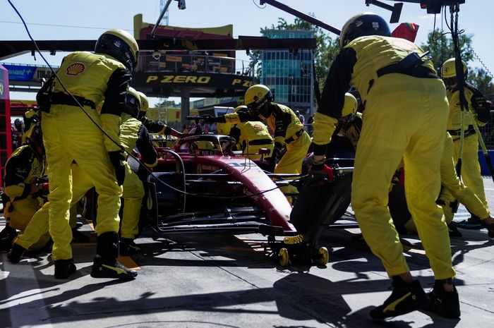 Charles Leclerc menjalani pit stop pertama yang membuatnya kehilangan posisi terdepan di balap F1 Italia 2022