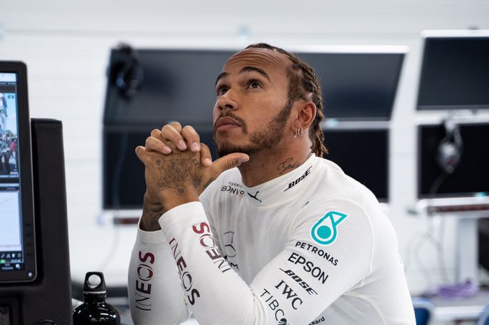 Lewis Hamilton memberi wejangan kepada pembalap muda F1, termasuk Max Verstappen dan Charles Leclerc untuk kalahkan pembalap senior