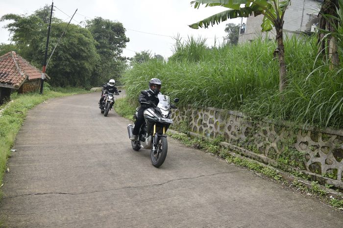 Ilustrasi, jalur turunan panjang lokasi tepat untuk pakai engine brake