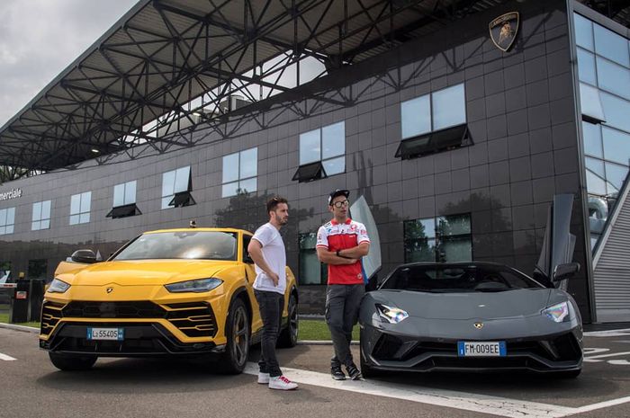 Andrea Dovizioso dan Danilo Petrucci diantara dua mobil Lamborghini