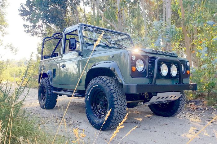 Restomod Land Rover Defender 90 hasil garapan Lecacy Overland