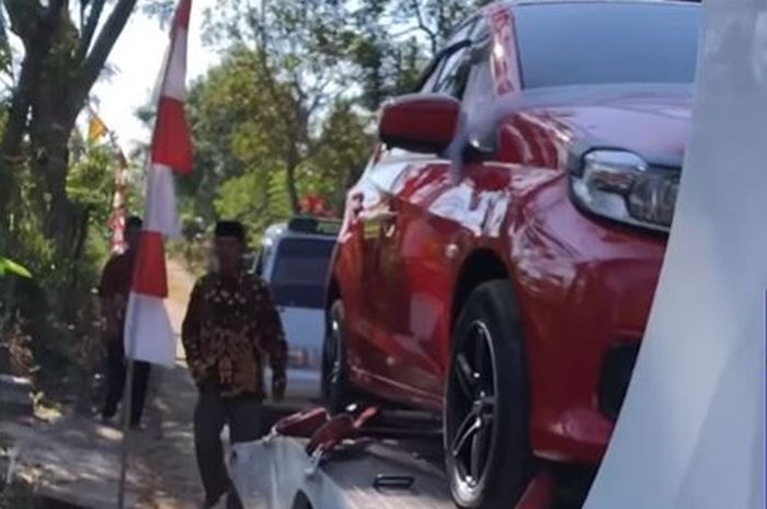 Honda Brio digendong truk towing sebagai seserahan nikah di Ponorogo