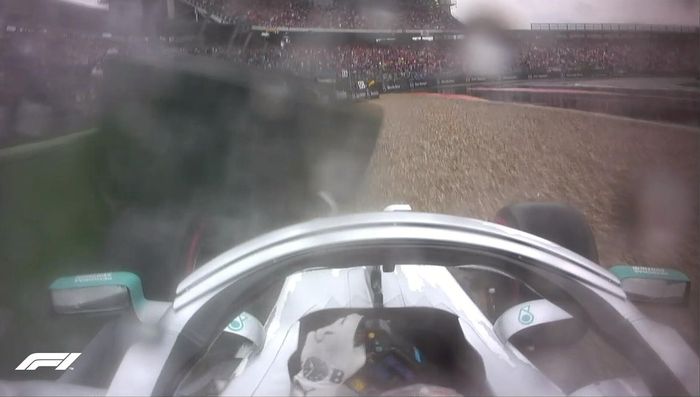 Mobil Lewis Hamilton mencium tembok pembatas sirkuit Hockenheim di F1 Jerman, balapannya pun jadi kacau
