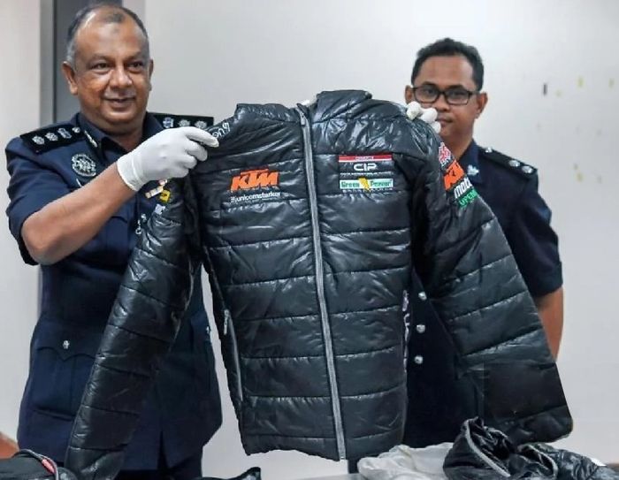 Tak hanya itu, ada juga dua handle grip, dua pemanas ban, dua jaket tim, 14 obeng, 6 botol minyak rem hasil curian di MotoGP Malaysia