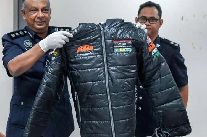 Tak hanya itu, ada juga dua handle grip, dua pemanas ban, dua jaket tim, 14 obeng, 6 botol minyak rem hasil curian di MotoGP Malaysia