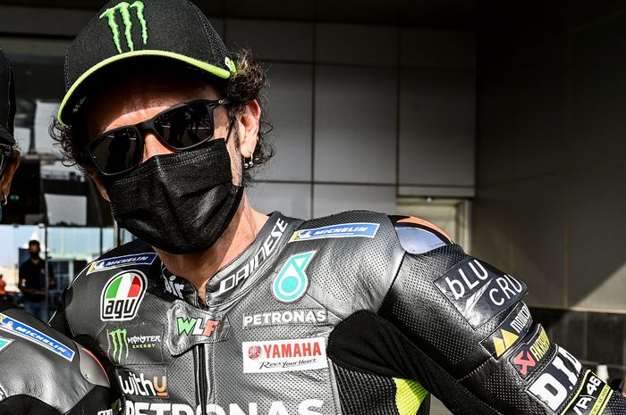 Tulisan WLF selalu ada di bagian leher baju balap Valentino Rossi