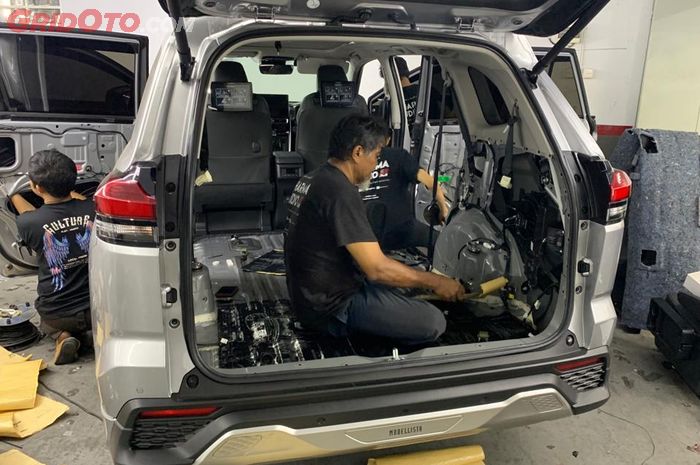 Persiapan pemasangan peredam di Toyota Kijang Innova Zenix