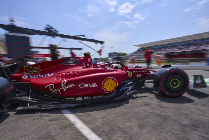 Mobil Ferrari F1-75 dikemudikan Carlos Sainz pada akhir pekan grand prix F1 Prancis 2022