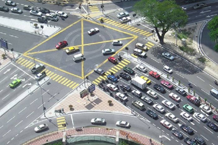 Ilustrasi lalu lintas di Malaysia.