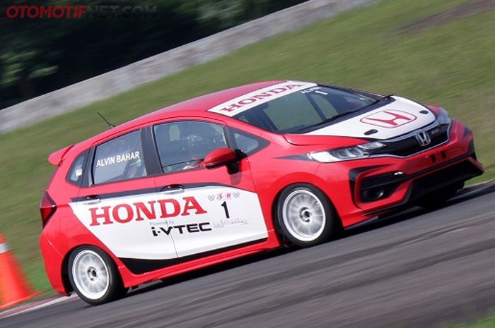 Modifikasi Balap Honda Jazz 2017 Standar Tapi Tidak Asal